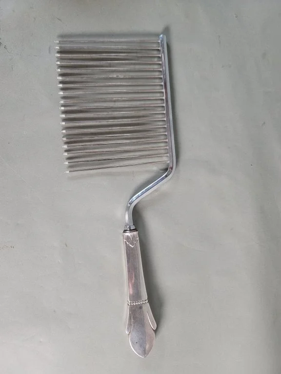 133 - Lot 113 - Sterling silver handle cake breaker.jpg