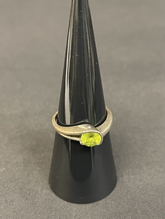 098 - Lot 515h - Vintage sterling silver ring with oval faceted.jpg