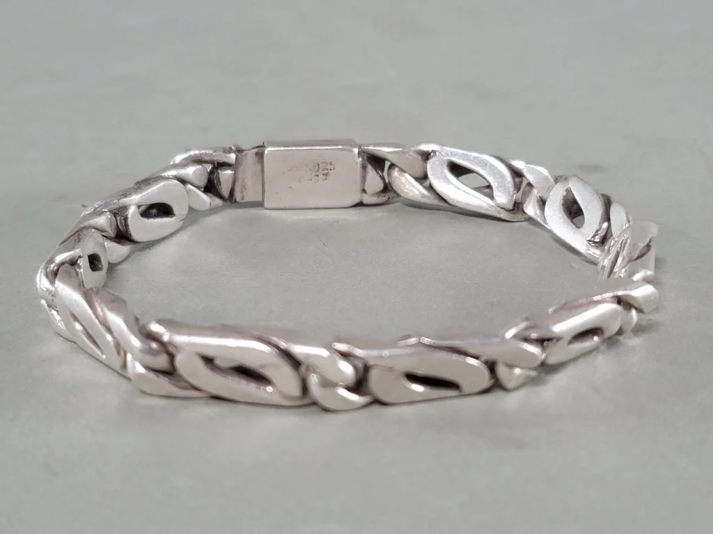 087_Lot_575_Vintage_sterling_silver_hand_made_bracelet.jpg