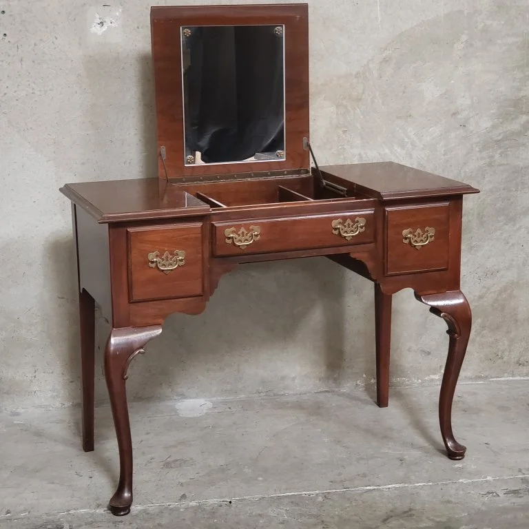 089_Lot_180_Ethan_Allen_Georgian_court_vanity_table_with.jpg
