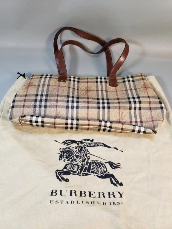 090 - 224 Vintage Burberry handbag.jpg