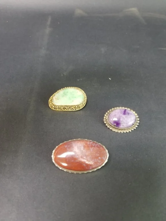 049 - Lot 103 - Amethyst, agate, and jadeite brooches set in.jpg