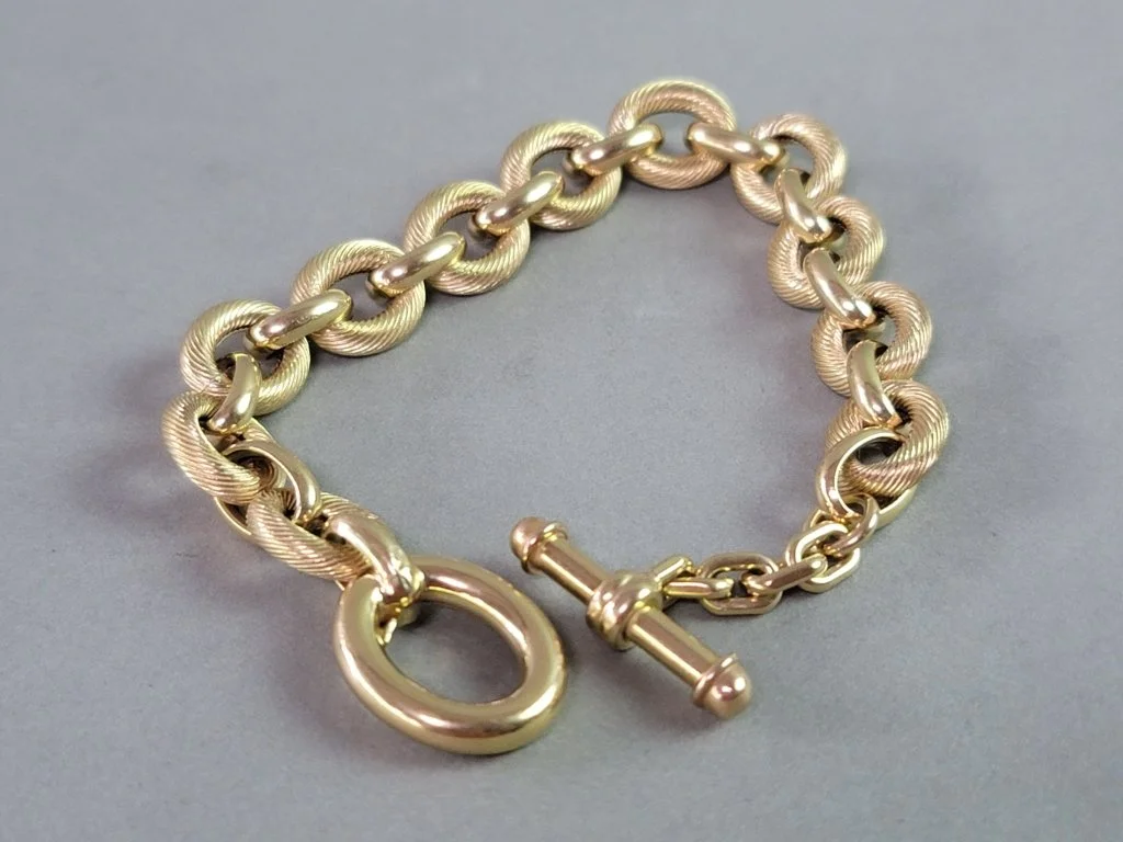 011_Lot_282_14k_gold_bracelet_with_toggle_clasp.jpg