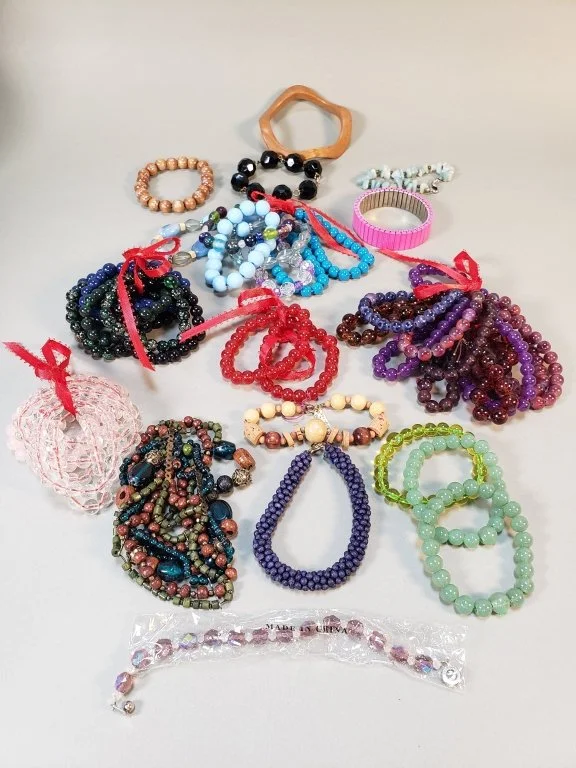 075_Lot_434_Large_lot_of_beaded_bracelets.jpg
