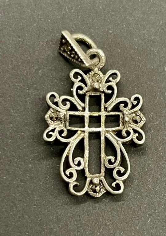 096 - Lot 525h - Vintage sterling silver filigree cross pendant.jpg