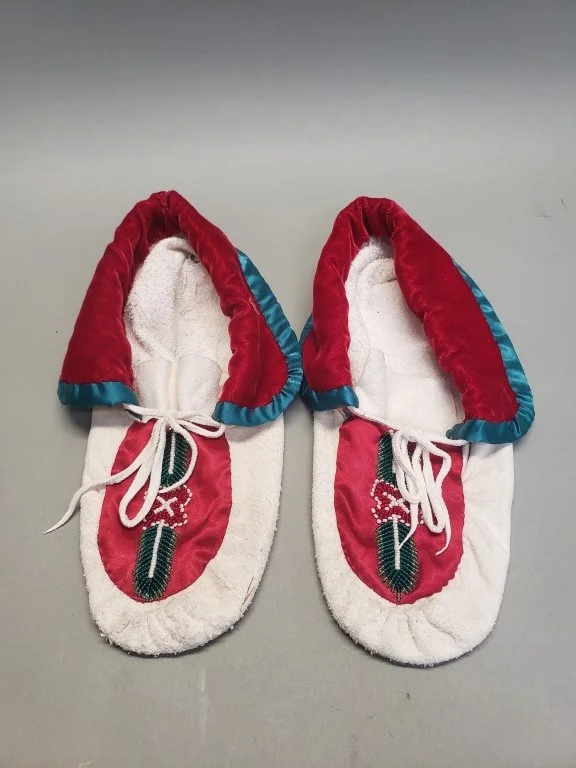 080 - 444 Soft hide Native American beaded moccasins.jpg