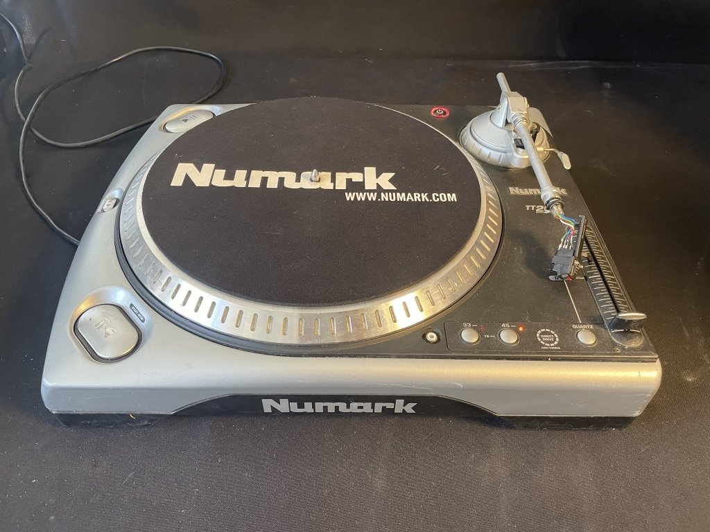 430h Numark TT 200 direct drive turntable.jpg