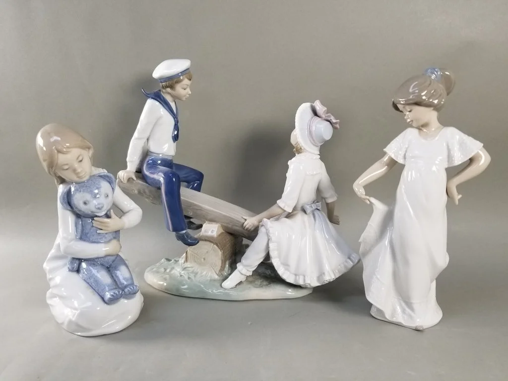 064_Lot_316_3_LLADRO_porcelain_figurines.jpg