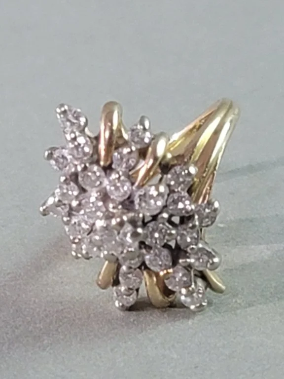 043_Lot_283_14k_gold_and_diamond_ring.jpg