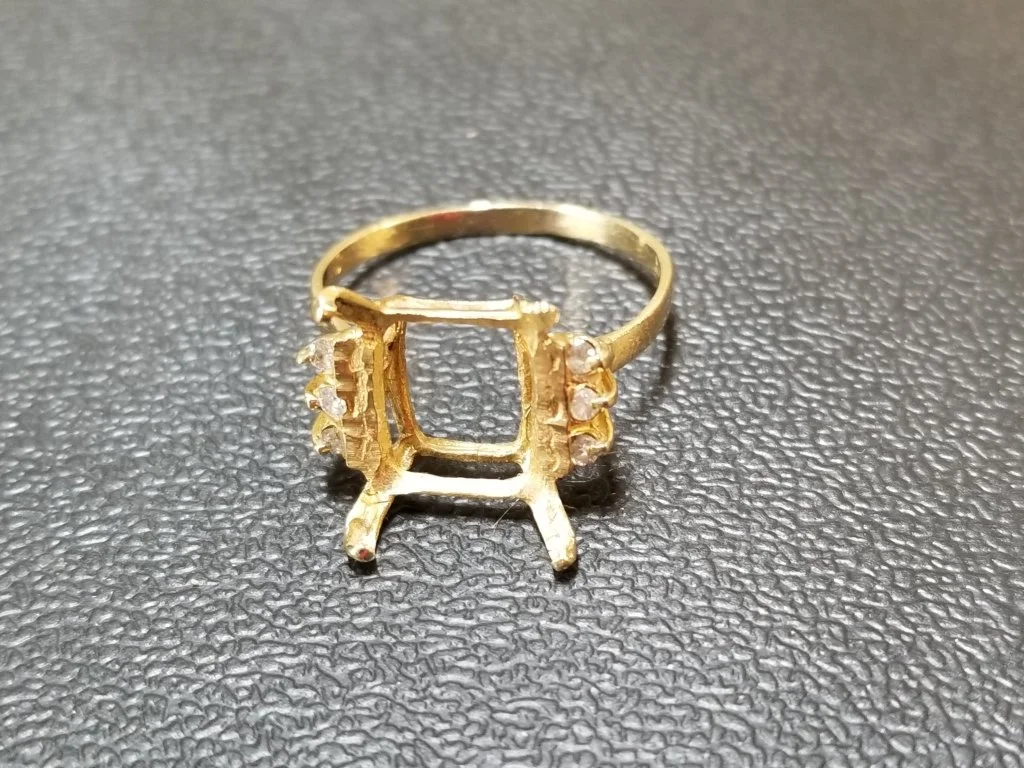 008_Lot_172_14k_gold_ring_with_6_diamonds_missing_center.jpg