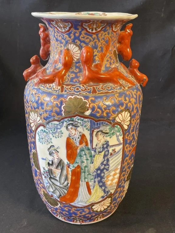 057 - Lot 335h - Large vintage Japanese Imari porcelain vase.jpg
