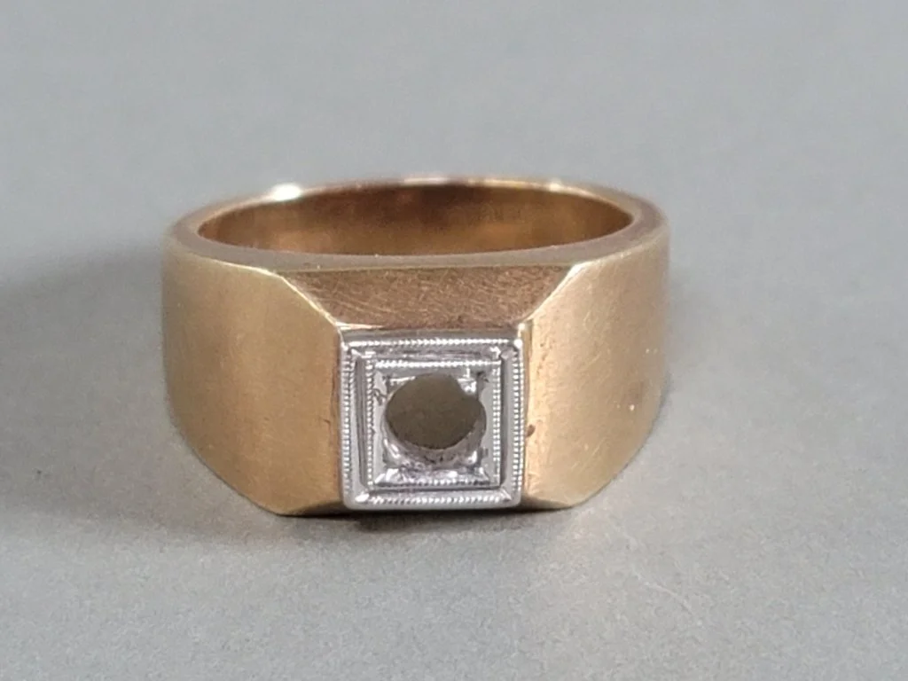 012 - Lot 255 - 14k gold ring.jpg