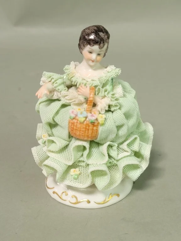 129_Lot_525_Irish_Dresden_porcelain_figurine.jpg