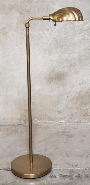 117_Lot_97_Mid-century_brass_floor_lamp_with_clamshell.jpg