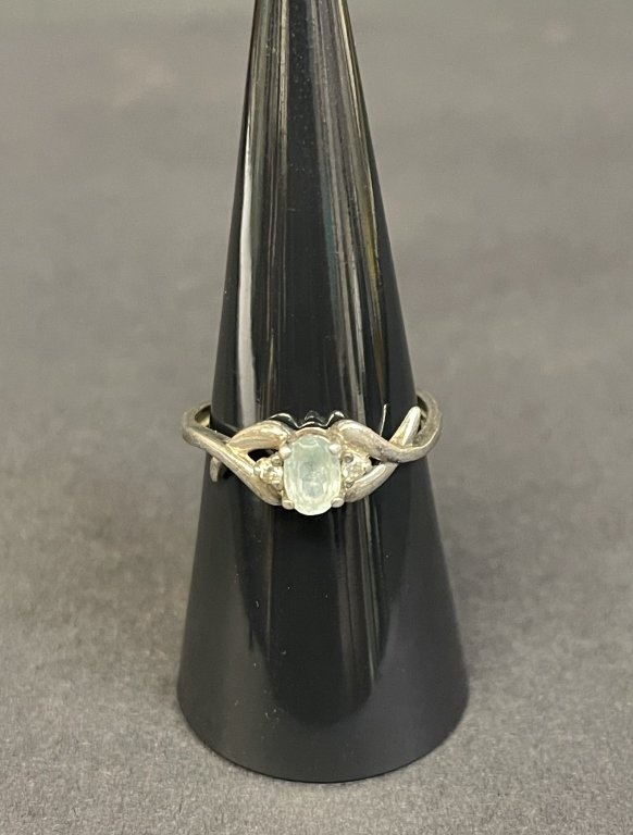 100 - Lot 567h - Vintage sterling silver ring with oval light.jpg