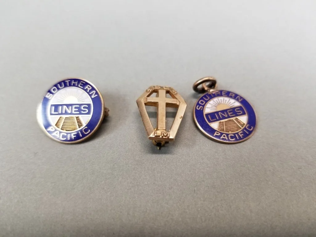 027_Lot_4u_Vintage_10k_gold_pins_and_a_pendant_charm.jpg