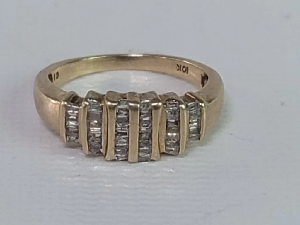 091_Lot_12_10k_gold_and_diamond_ring.jpg