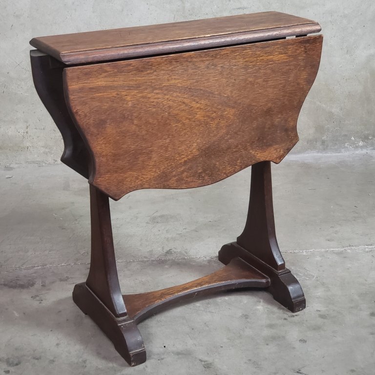 135_Lot_514_Antique_mahogany_drop_leaf_side_table.jpg