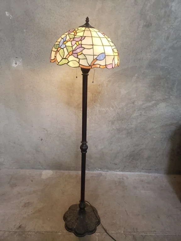 123_Lot_530_Tiffany_style_glass_lampshade_floor_lamp.jpg