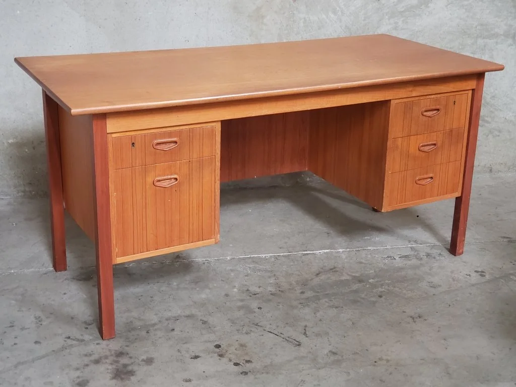 069_Lot_277_Mid-century_modern_walnut_veneer_desk.jpg