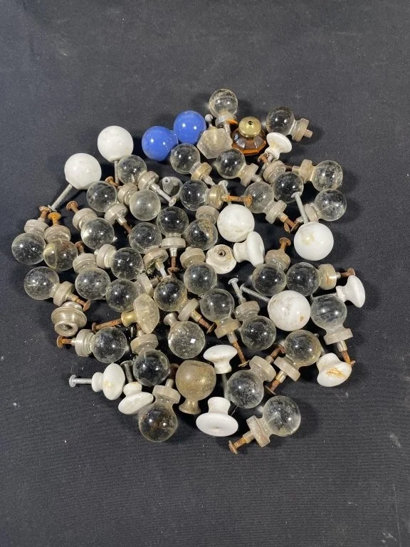 172_Lot_358h_Large_lot_of_glass_and_porcelain_cabinet_knobs.jpg