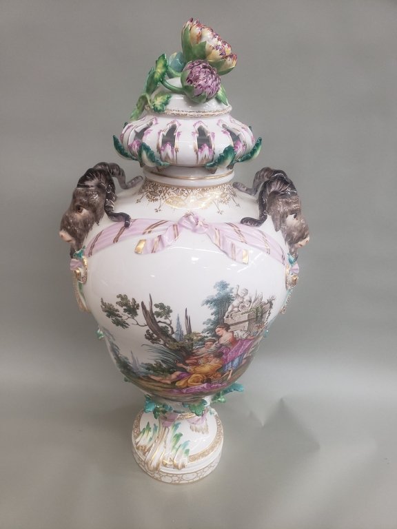 004_Lot_470_Large_antique_Meissen_porcelain_urn.jpg