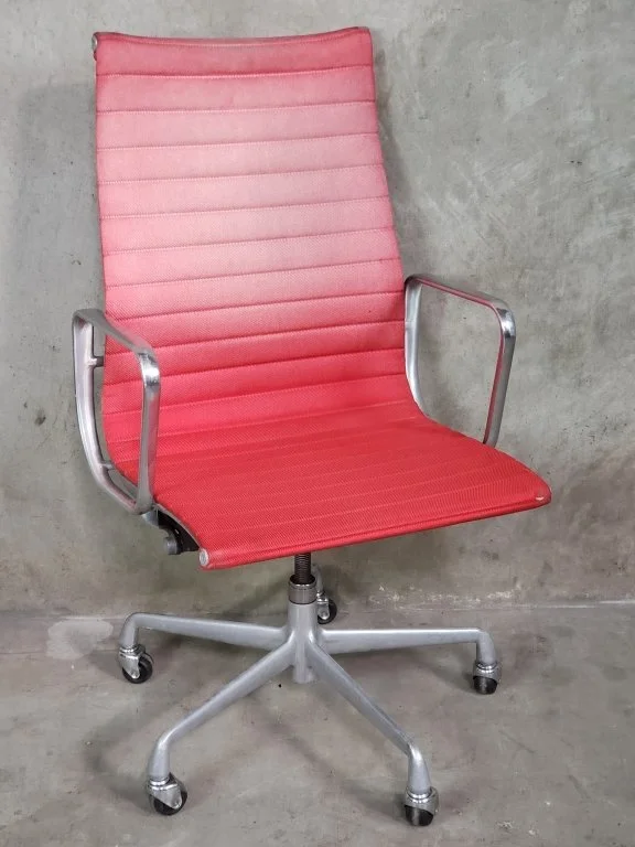 064 - Lot 375 - Herman Miller Eames office chair.jpg