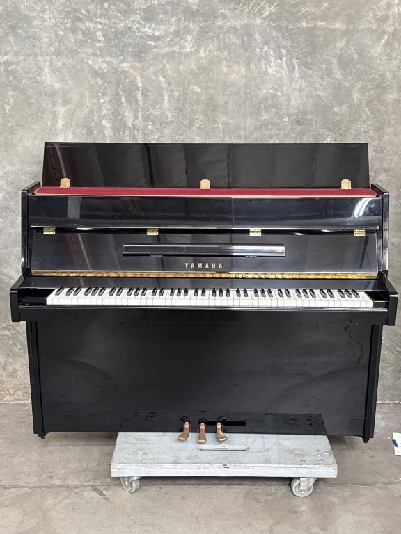 010_Lot_303h_Yamaha_M1B_upright_piano.jpg