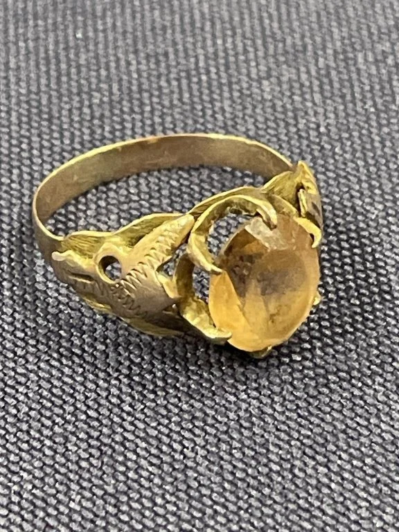 048_Lot_446h_22_carat_gold_ring_with_stone.jpg