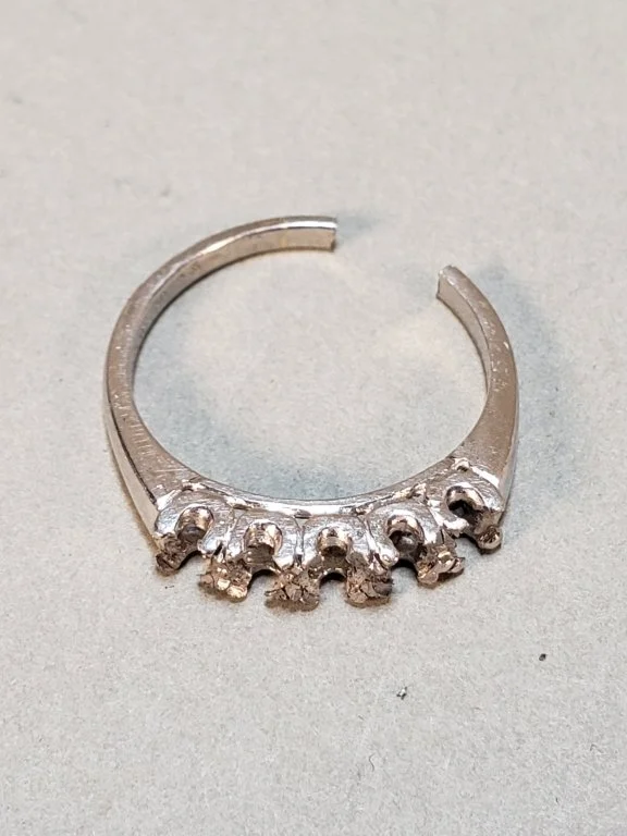 023 - Lot 105 - 950 platinum ring without stones.jpg