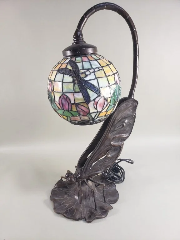 100_Lot_121_Tiffany_style_lamp_with_cast_brass_dragon_fly_base.jpg