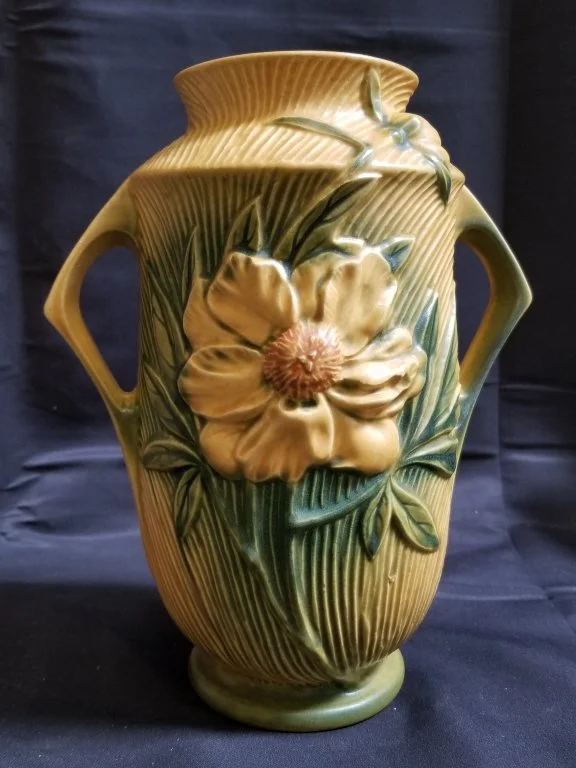 169_Lot_267_Roseville_pottery_vase.jpg