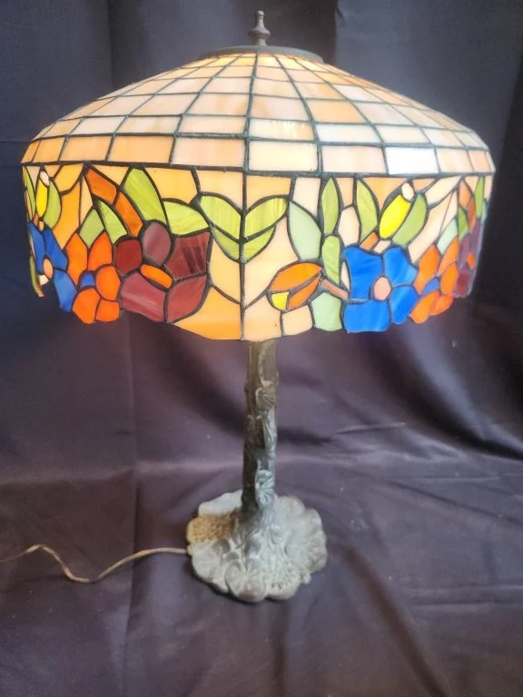 110_Lot_253_Tiffany_style_lamp.jpg