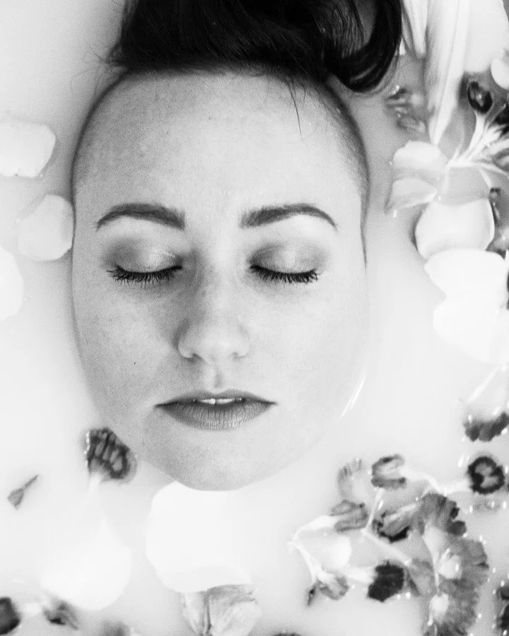 Grief touches everything.
And we often don&rsquo;t realize all the places it might want to take us.
Thanatological consultations exist for that in-between space: not therapy, not coaching, but something deep, steady, and real. coleimperi.com/consulta