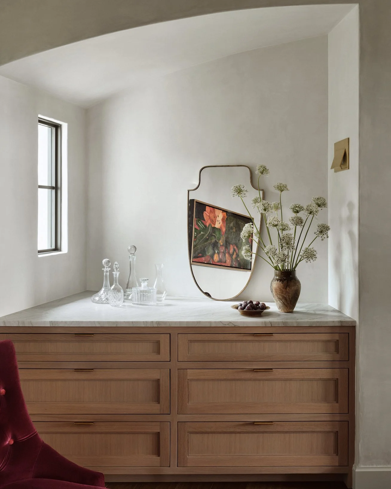 Simplicity takes discipline.

Each cabinet front was custom profiled to echo the home&rsquo;s millwork language&mdash;aligned, scaled, and proportioned for harmony with the architecture. Nothing arbitrary, everything intentional.

That&rsquo;s sophis