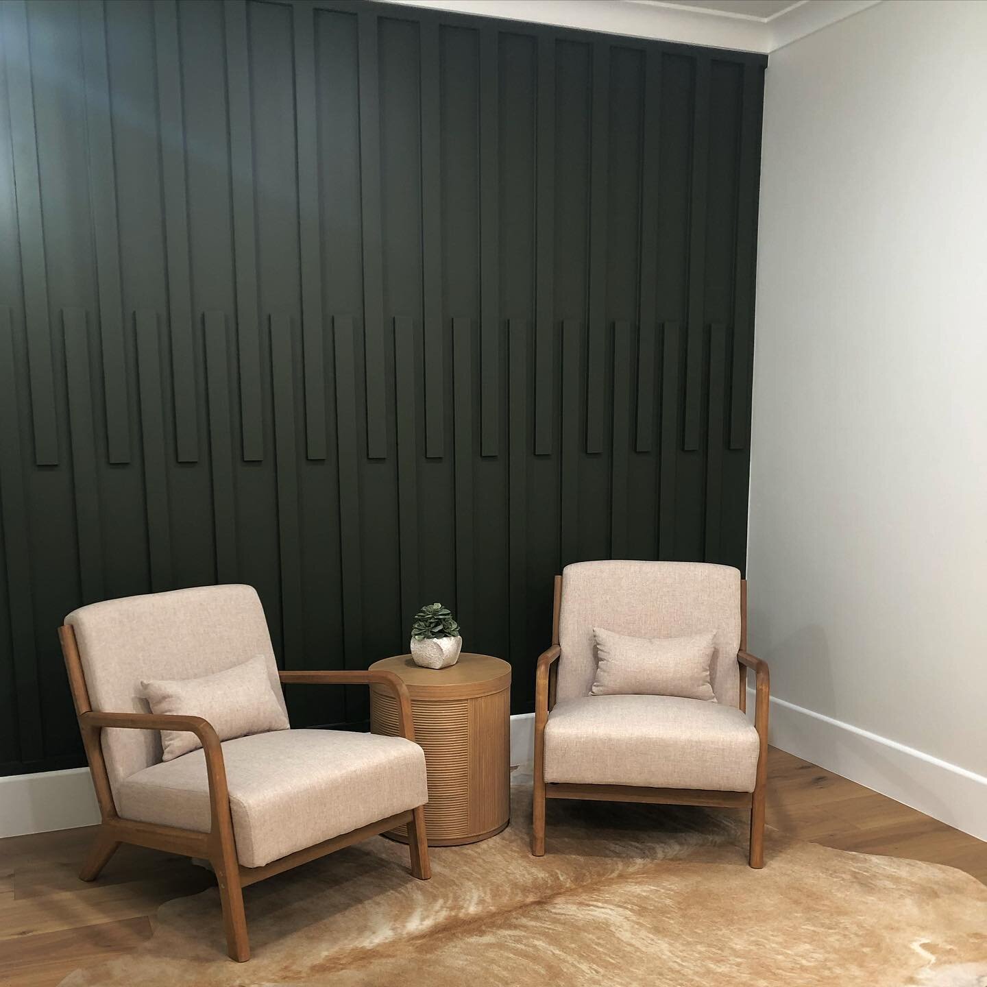 Traci has been in Phoenix this week putting the finishing touches on a fun little office update project. This accent lobby wall came out 👌🏼#walltreatment #wallpanelling #blackwalls #slatwall