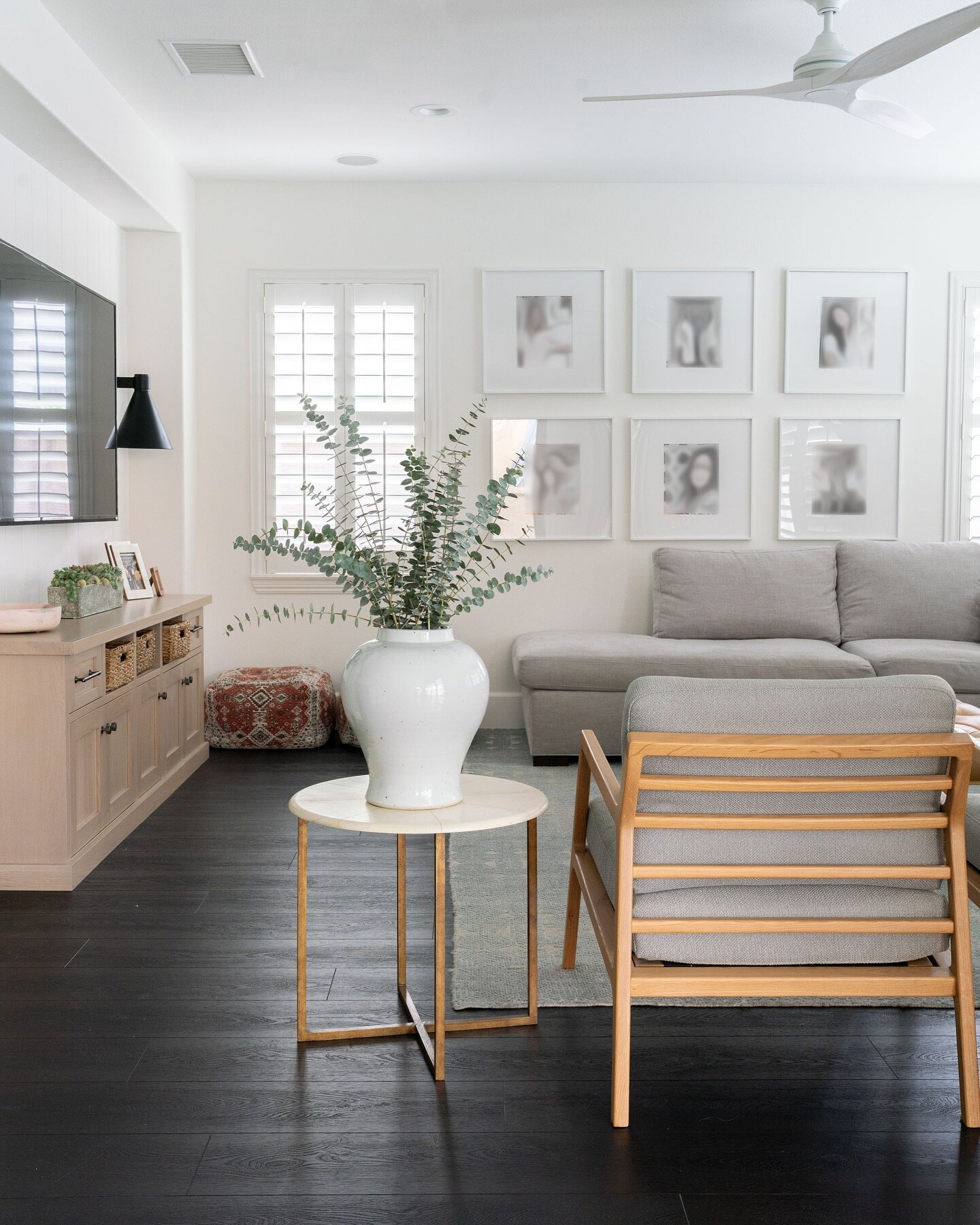 It can take a leap of faith, but black wood flooring is a personal fav. #familyroomdesign #blackfloor #orangecountyinteriordesign #gallerywall