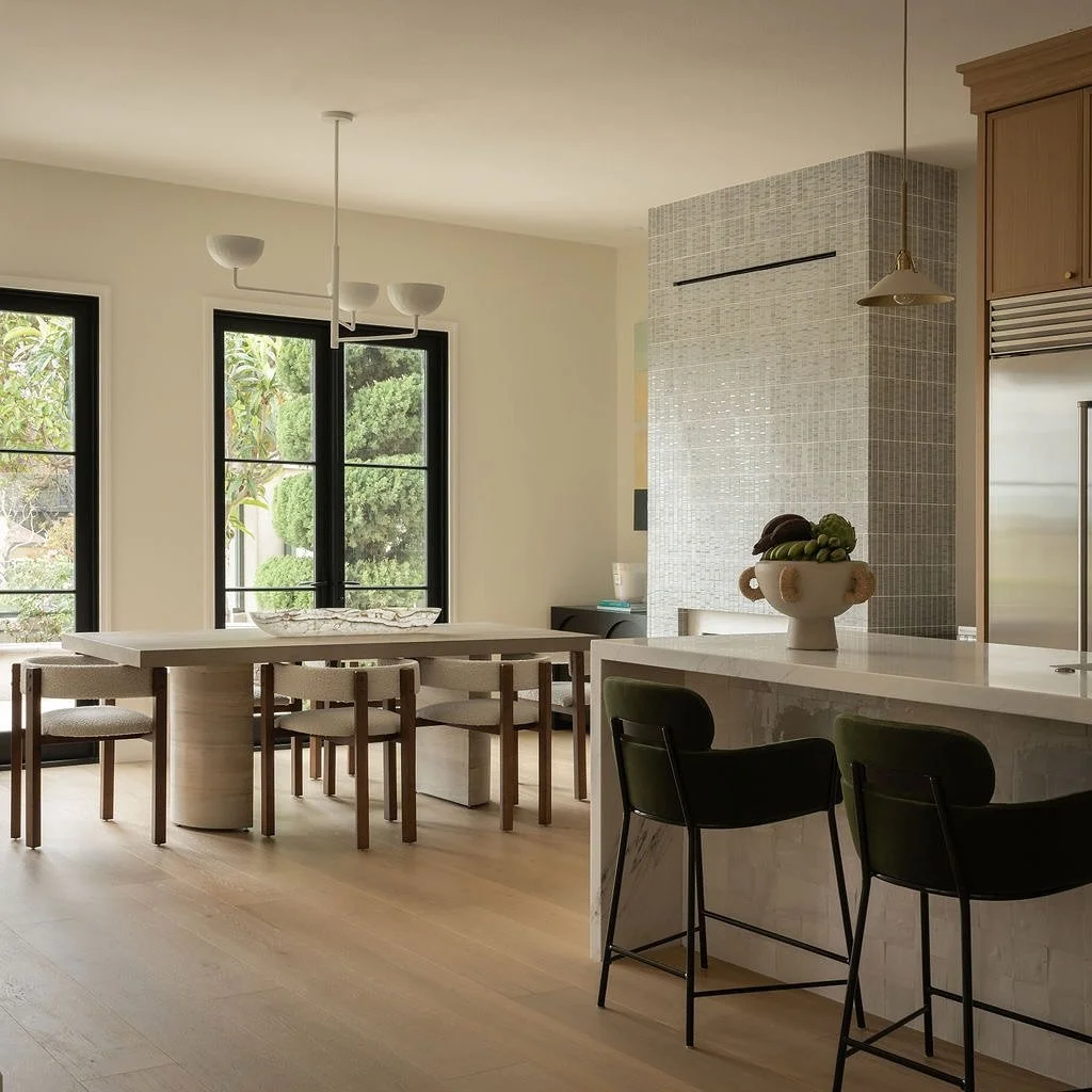 BEFORE AND AFTER on this simple but stylized dining space in Newport Beach, CA. Subtle textures like the plaster texture chandelier and ribbed fireplace tile are understated, but give just enough detail to make the space. 🤌🏼
.
.
.
.
.
.
.
#moderndi