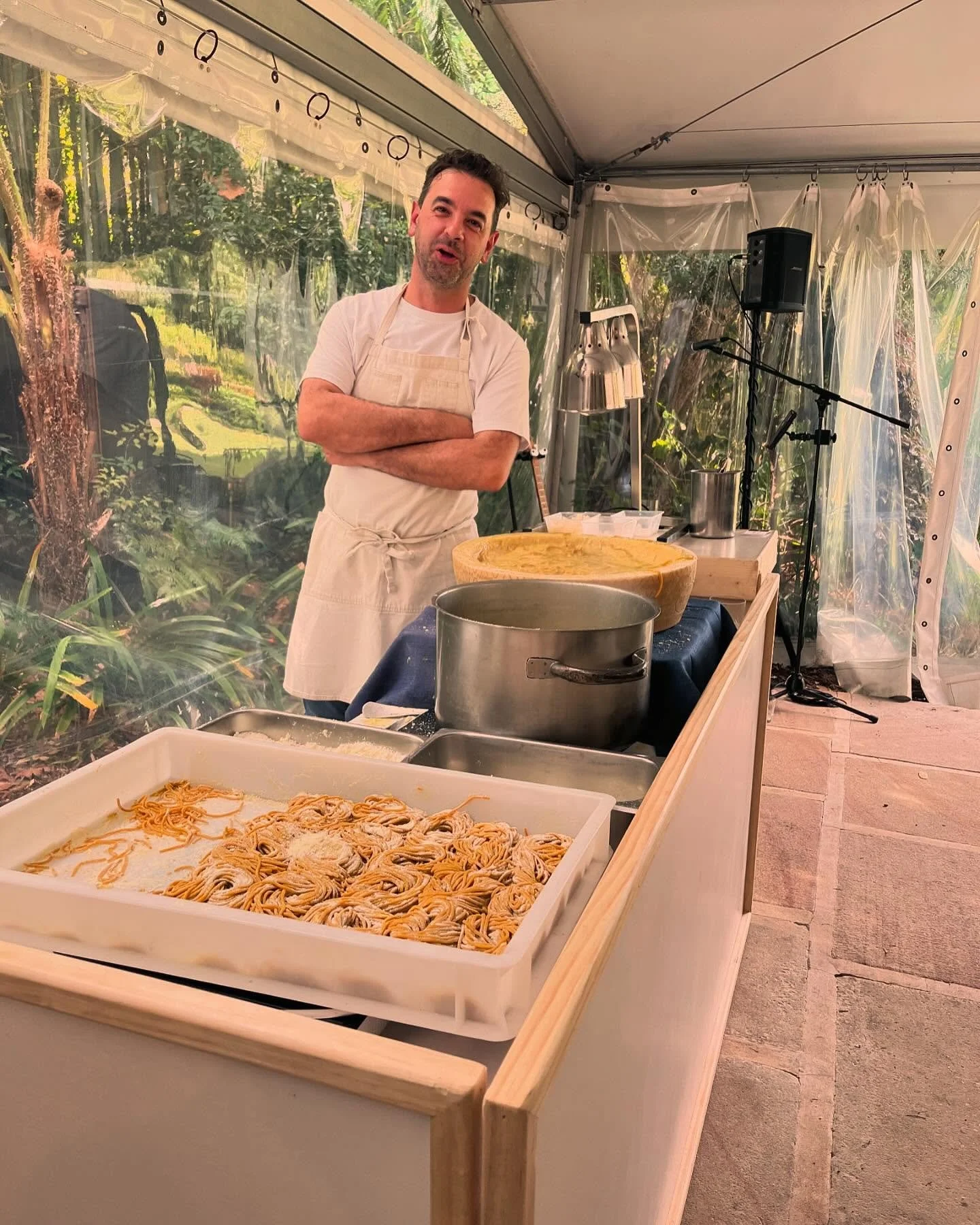 A Cacio e Pepe station is an elegant and interactive dining experience, perfect for weddings, corporate events, or private parties. This classic Roman pasta dish, known for its simplicity and bold flavors, is made live in front of guests for a touch 