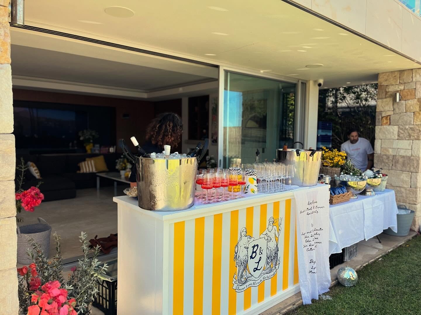 A pop-up bar is a versatile and stylish feature for events, adding a fun and interactive element. It can be customized to fit a specific theme or menu, making it perfect for weddings, corporate gatherings, private parties, or festivals