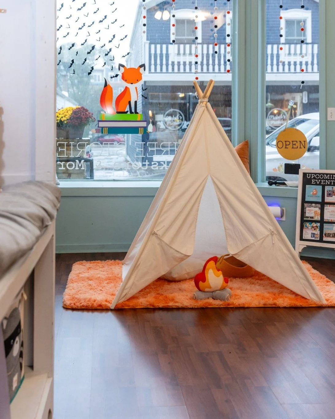 Back to School = Back to Books! Find your next favorite read at Three Stories Books this weekend and catch some of their amazing guest readers and events. 

📖 Meet John Trzesniak, Master Magician and Author of The Magician's Hat on Friday, August 15