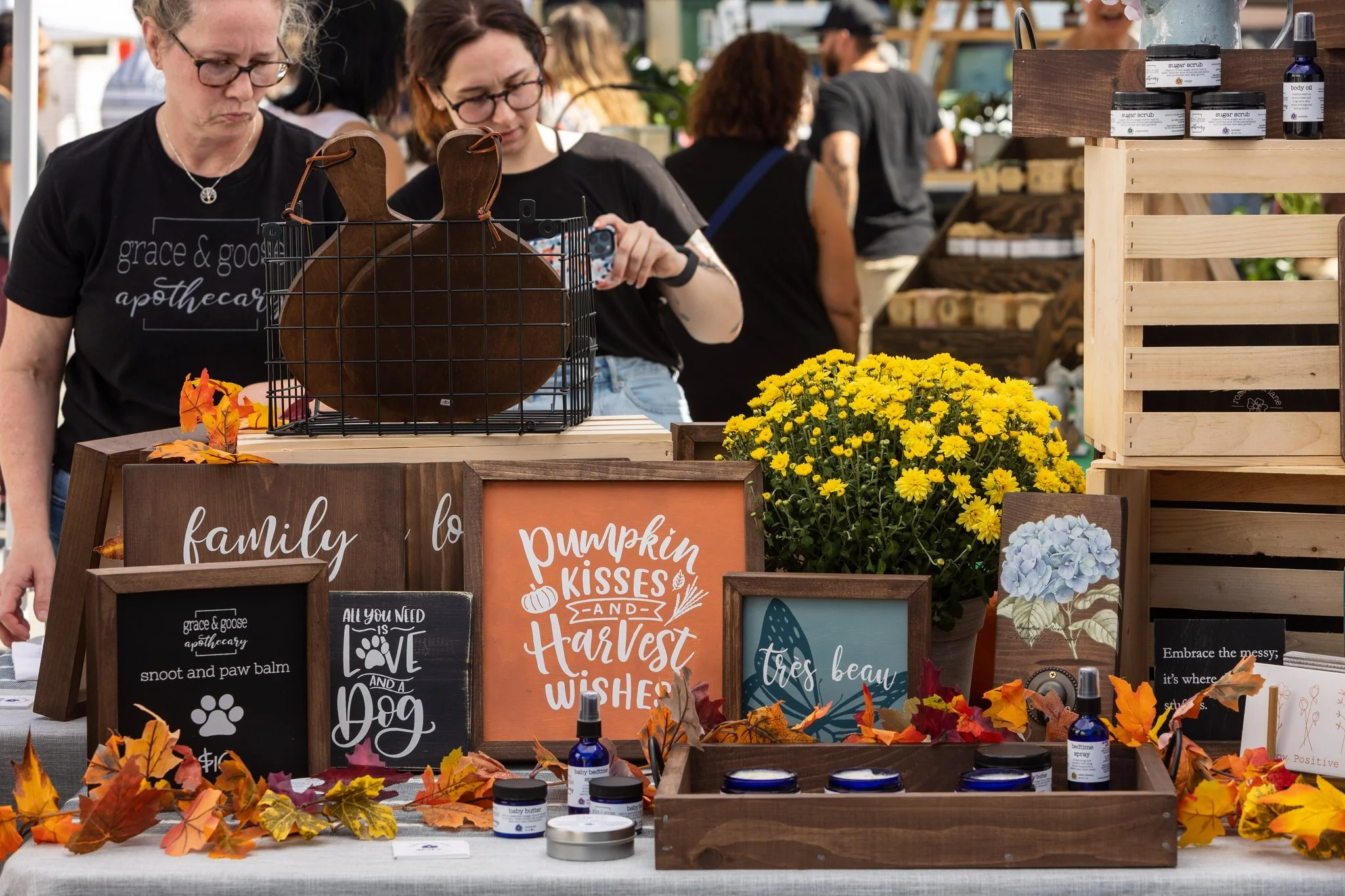 Fall vibes on the canal this Sunday, Oct 5! 🎃 Come for the live music, seasonal eats, and plenty of family-friendly fun! Shop small and support downtown businesses. Who are you bringing? Tag them below and meet us on Canal Street! 🍁
https://www.lem
