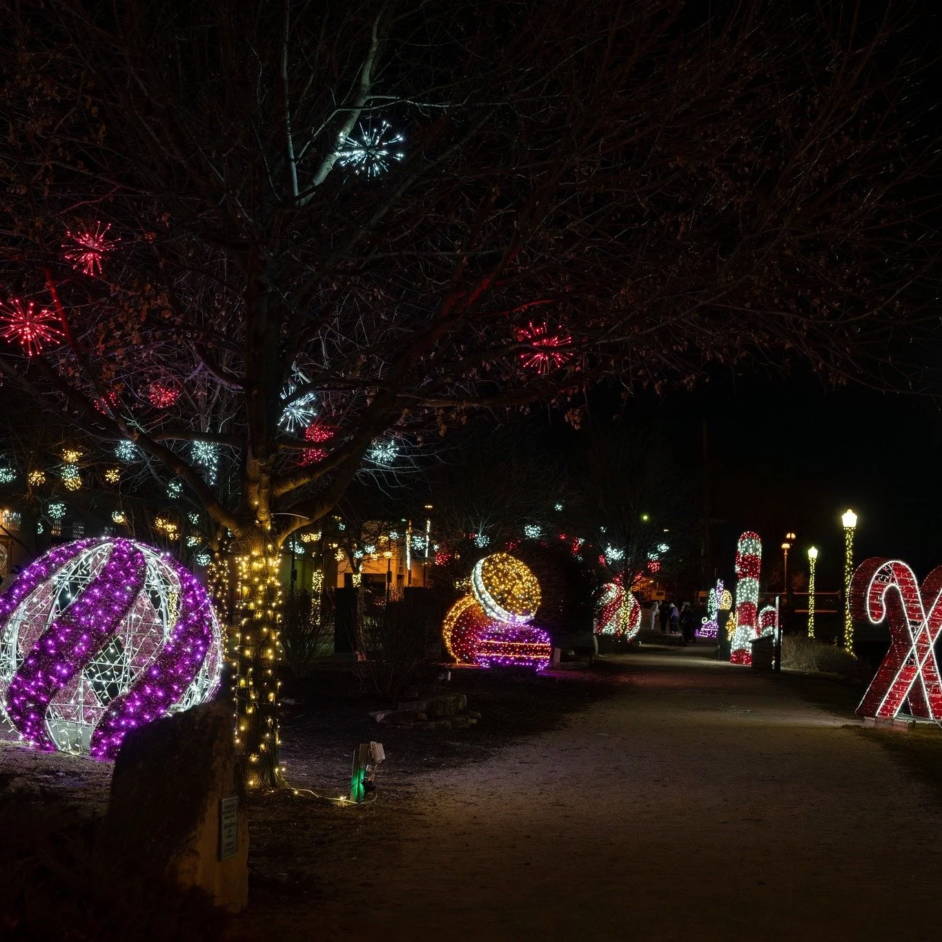 The first snow in Chicagoland and mentally, we're already skipping down Candy Cane Lane. 

Save the date for Lighting Up Lemont 2026! From November 28 to January 31, 2026, come view the holiday lights throughout Lemont Downtown. Stop by for dinner, d