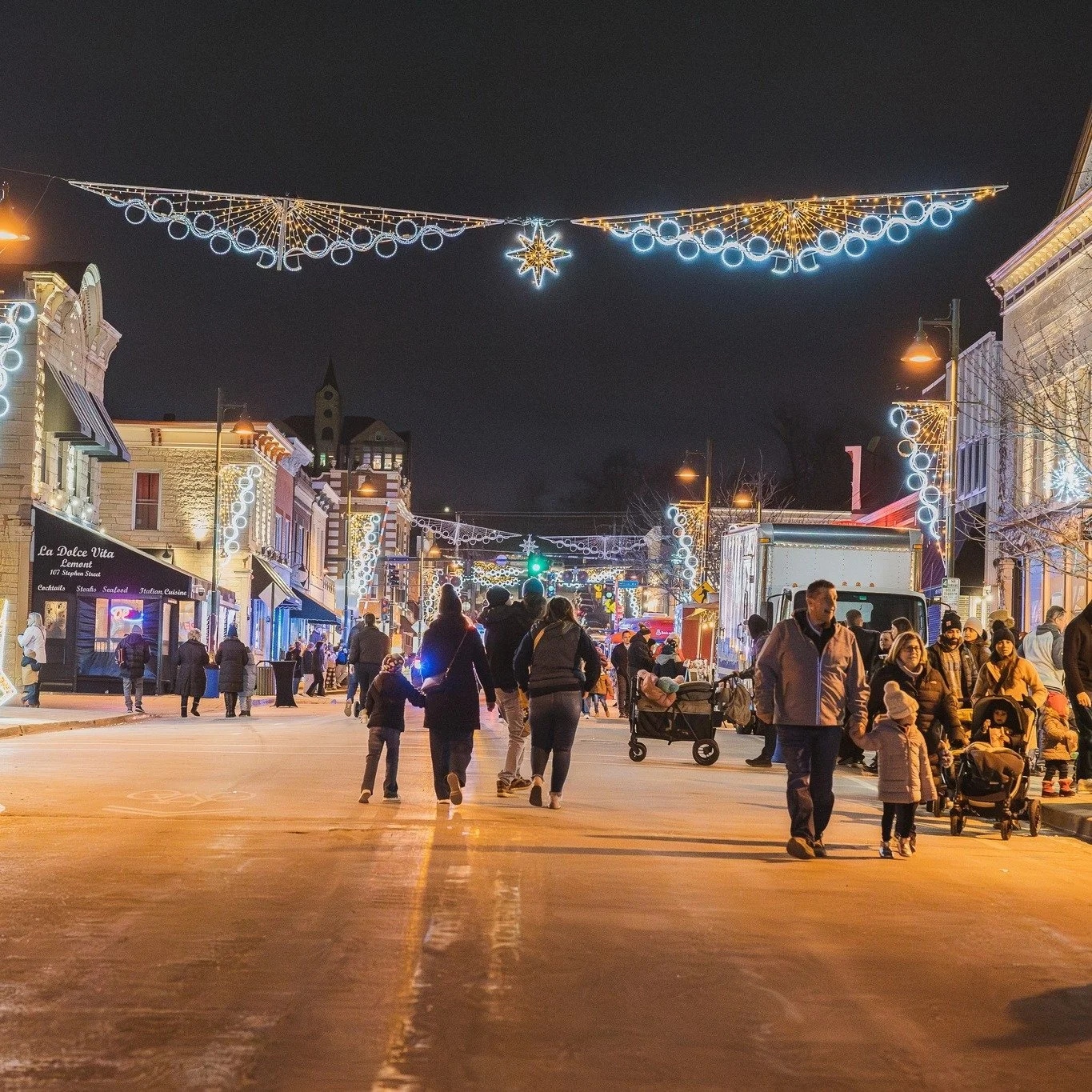 The magic of the season is upon us. ❄☃

Join us on Saturday, December 6 from 2-5PM for Hometown Holiday hosted by the Village of Lemont . Wander through the streets to enjoy free hot chocolate, popcorn, roasted marshmallows, photos with Santa, shoppi
