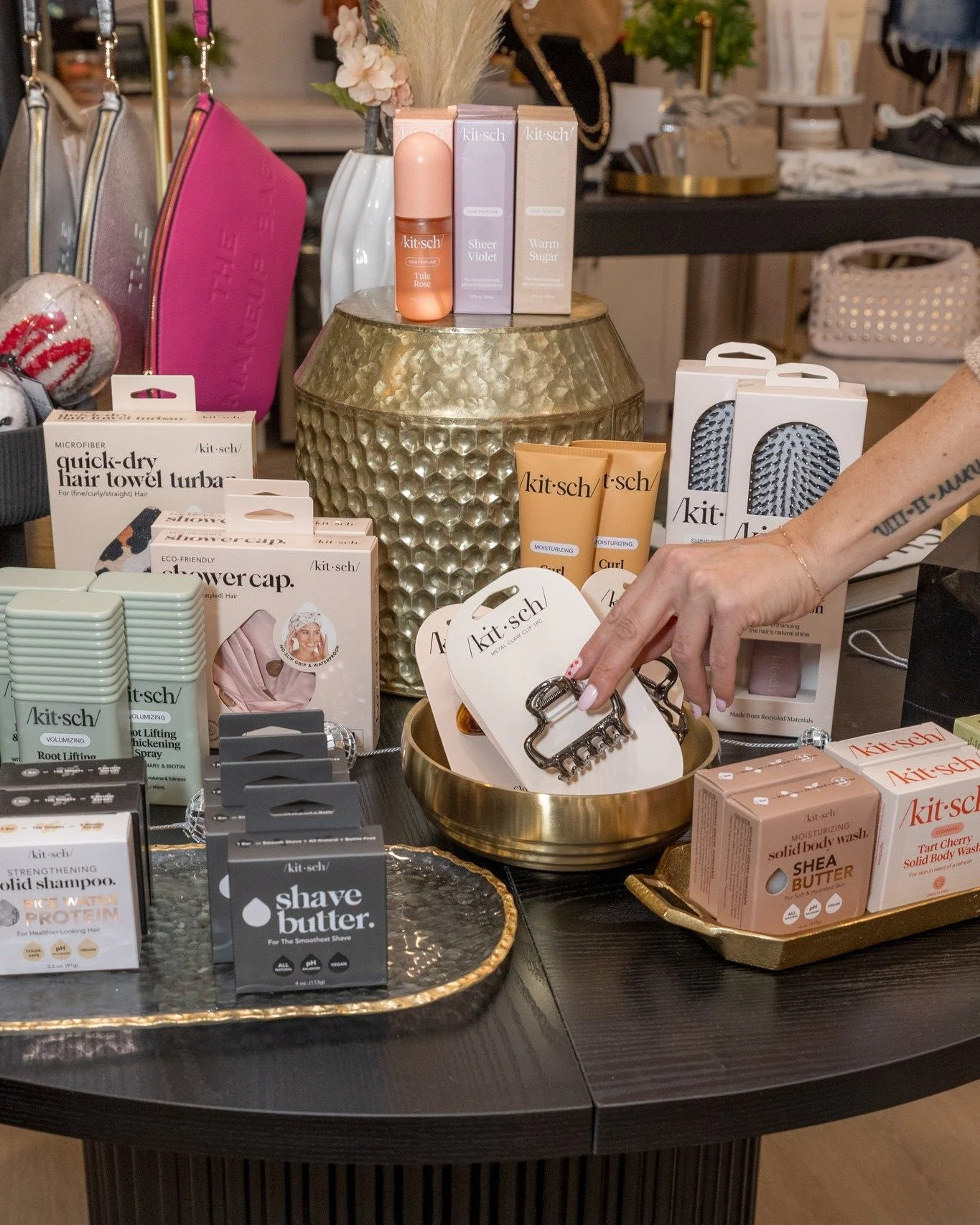 A few more days to spread the love! 💞 For every $25 you spend at Lemont Downtown businesses, you'll receive an entry to win a $50 Lemont Downtown gift card (redeemable at 30+ businesses). 

❤ Pick up some new items for your spring wardrobe (It'll be