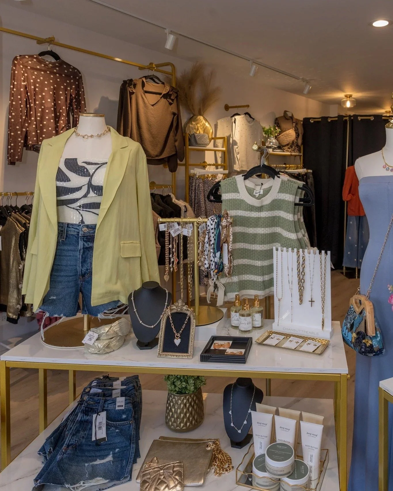 Shop the season&rsquo;s latest style trends at @jaclynsueboutique at 406 Main St. From bold colors to mixed prints, Lemont&rsquo;s newest clothing store offers hand-picked, fashion-forward pieces that are designed to stand out. Learn more about owner