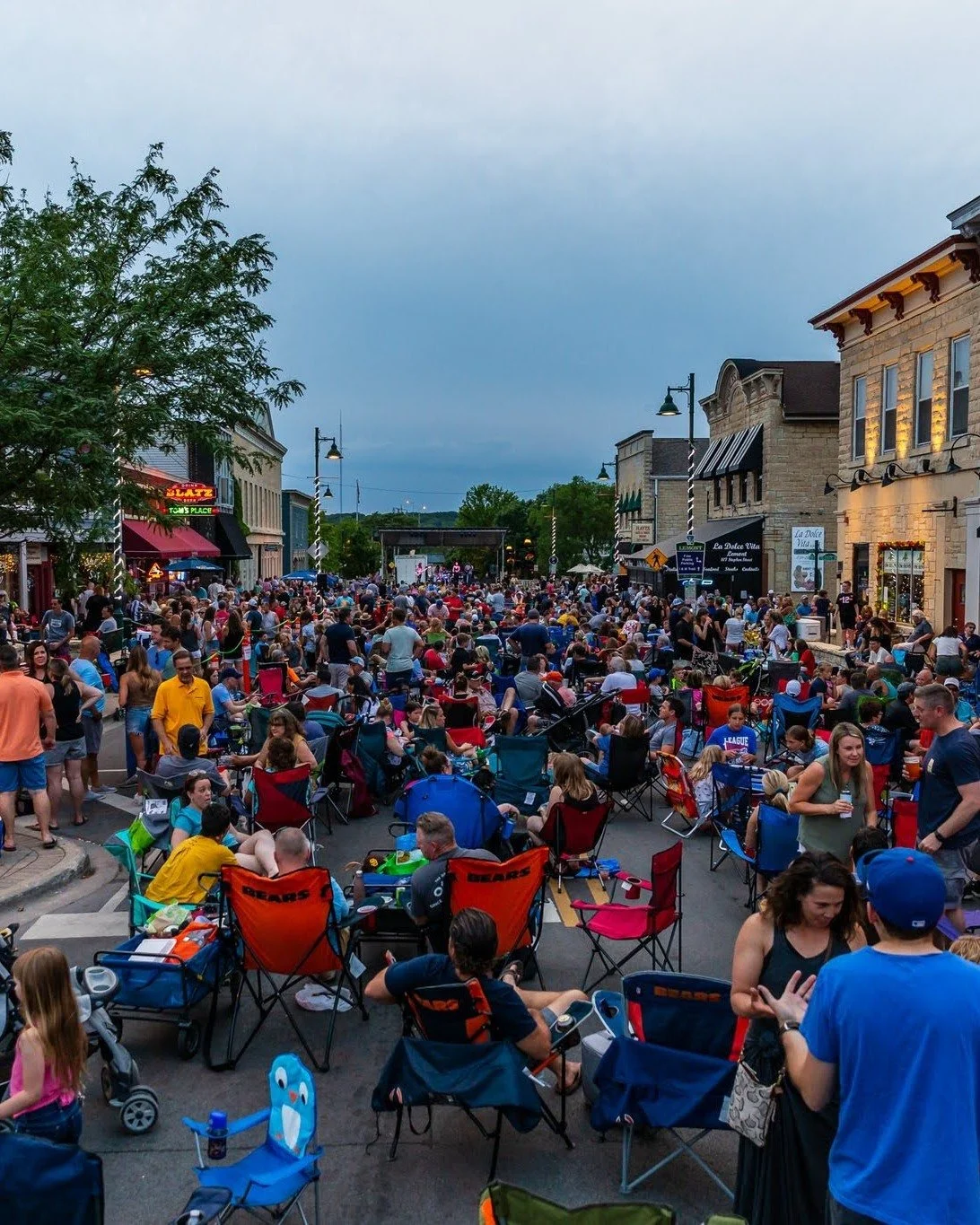 Summer is almost here and Lemont Downtown is kicking off another season packed with live music, family fun, community events, and classic summer nights ☀️

Things get rolling on Wednesday, June 3, with the first Cruise Night of the season from 6-9 PM