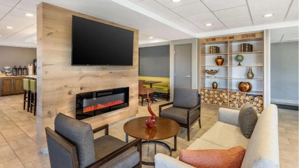 A photo of the lobby at Country Inn & Suites by Radisson, located in Bolingbrook/Romeoville.