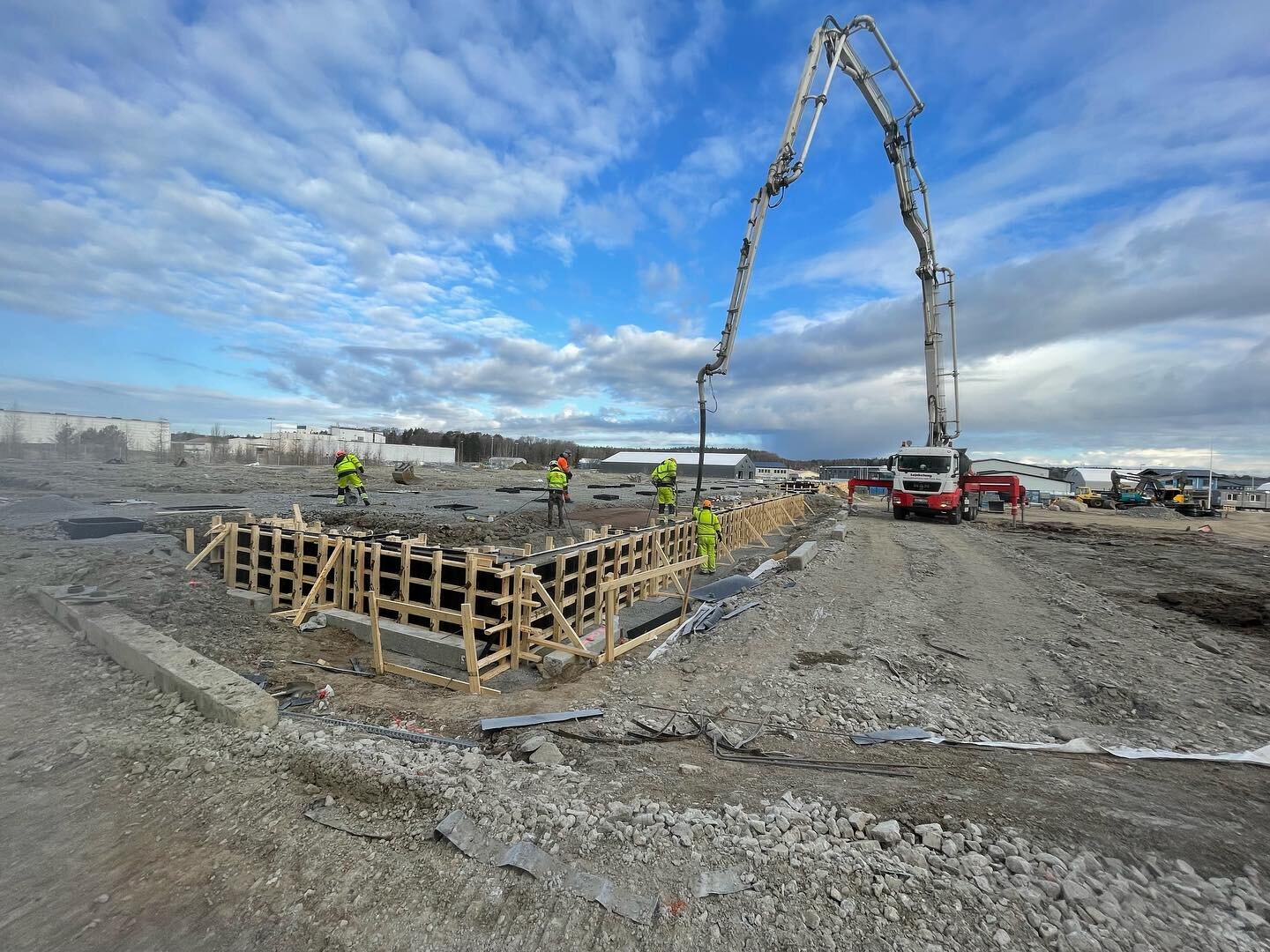 i samarbete med @ro.gruppen grundl&auml;gger en logistikbyggnad om cirka 6 000 kvadratmeter &aring;t Stend&ouml;rren Fastigheter AB i Brunna i Upplands-Bro, norr om Stockholm. #enentrepren&ouml;rsomg&ouml;rjobbet #stenhusgruppen