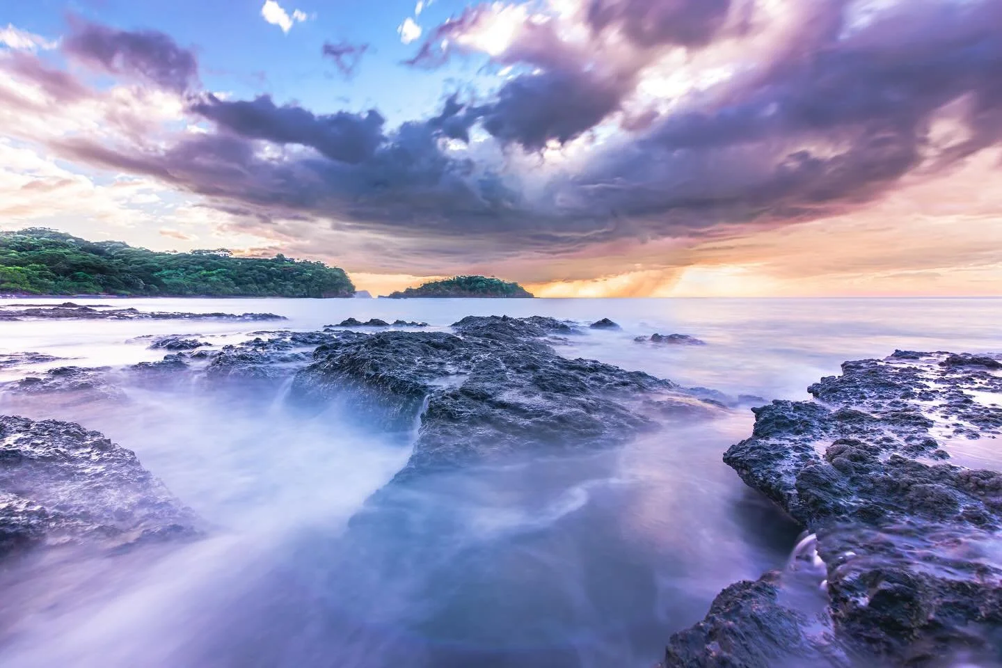 Dos escenarios, una misma pasi&oacute;n 🌊🌿

Las rocas son de Playa Ocotal, Guanacaste, y el puente est&aacute; en Chilamate de Sarapiqu&iacute;.

Estos lugares han marcado mi camino fotogr&aacute;fico: aqu&iacute; encontr&eacute; inspiraci&oacute;n